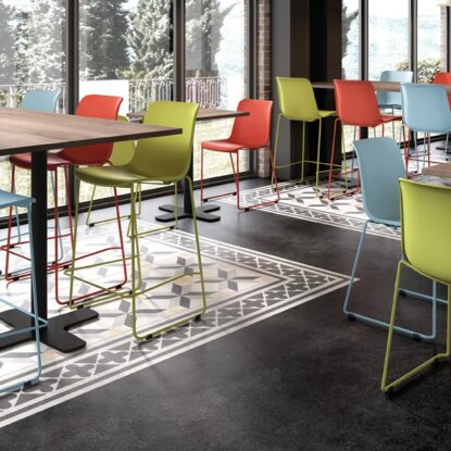 Ensemble tables Spinner, chaises Zenith et tabourets BarZenith