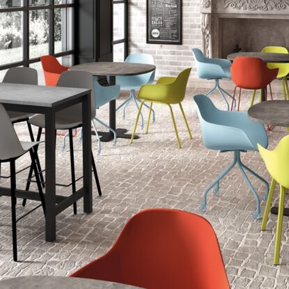 Tafelset Spinner en ViennaBar, stoelen Bora, Horta, Zora en barkrukken BarClaudio